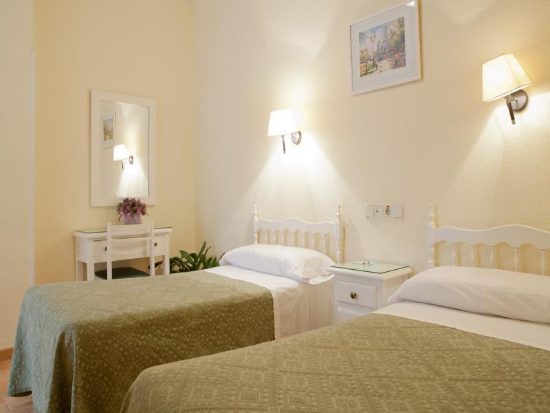 Hostal Los Alpes Madrid Exterior photo