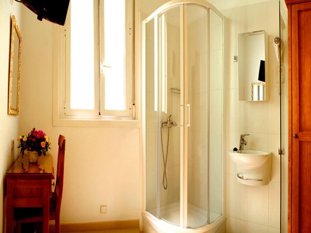 Hostal Los Alpes Madrid Room photo