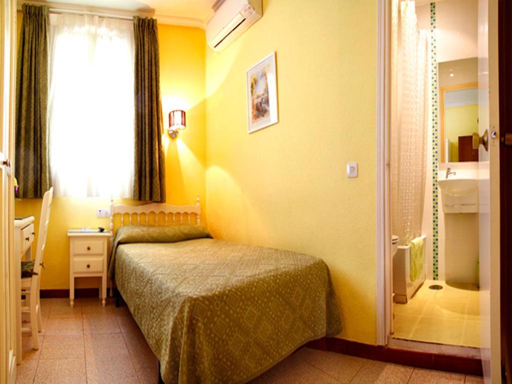 Hostal Los Alpes Madrid Room photo