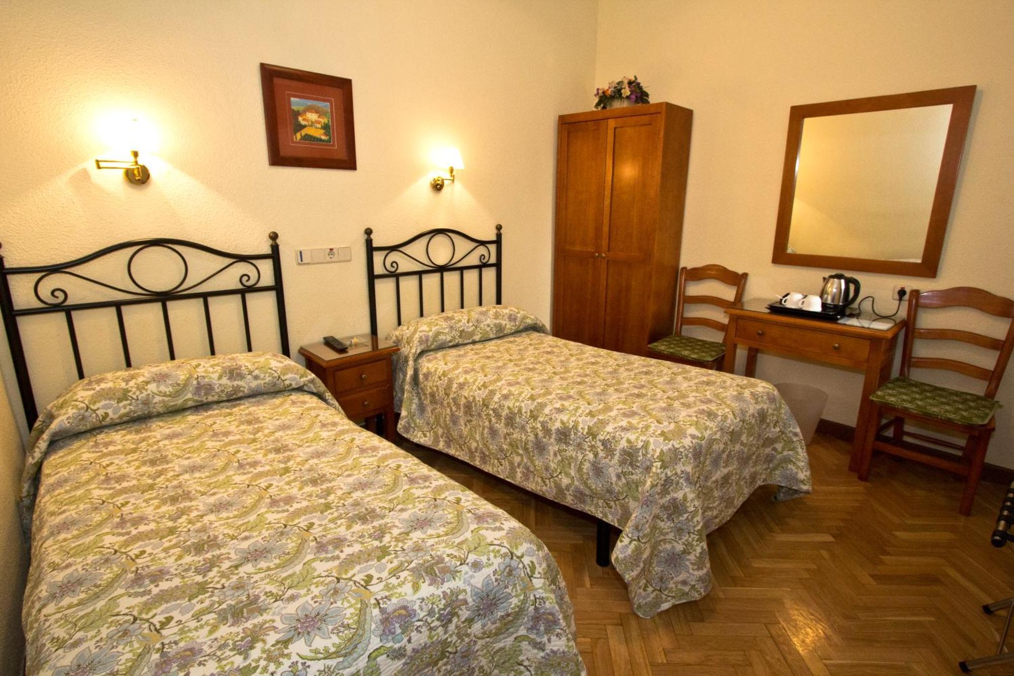 Hostal Los Alpes Madrid Room photo