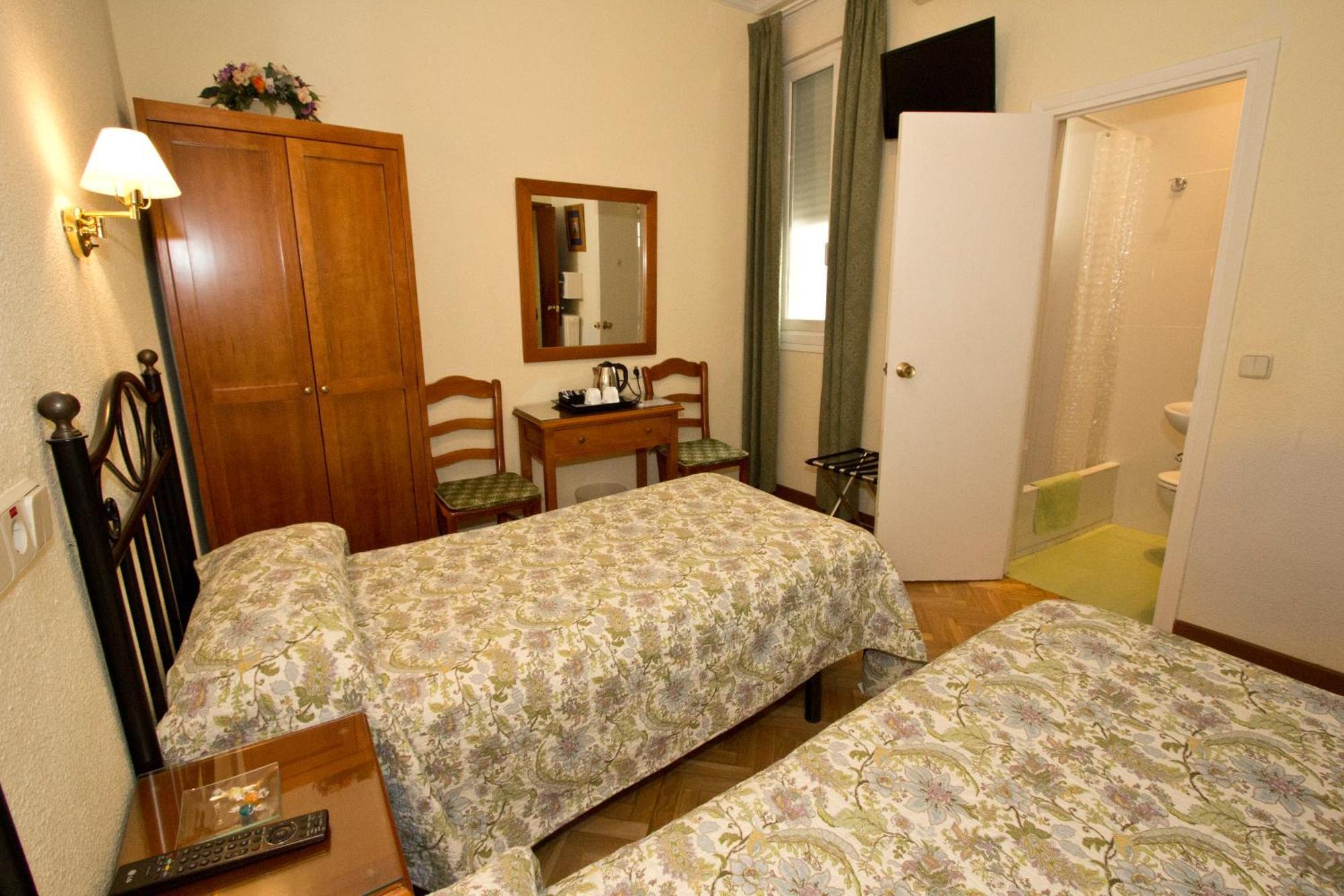 Hostal Los Alpes Madrid Room photo