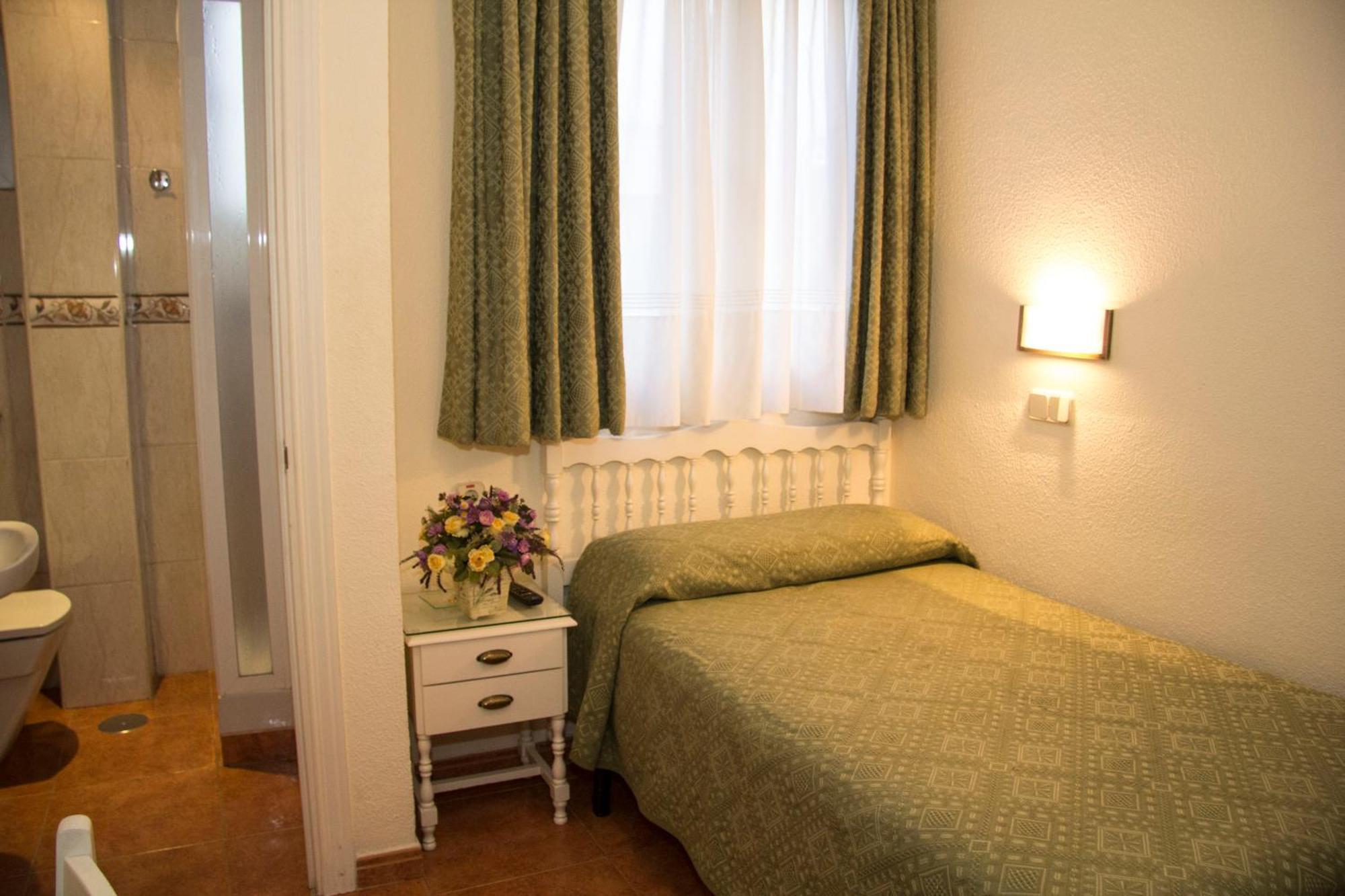 Hostal Los Alpes Madrid Room photo