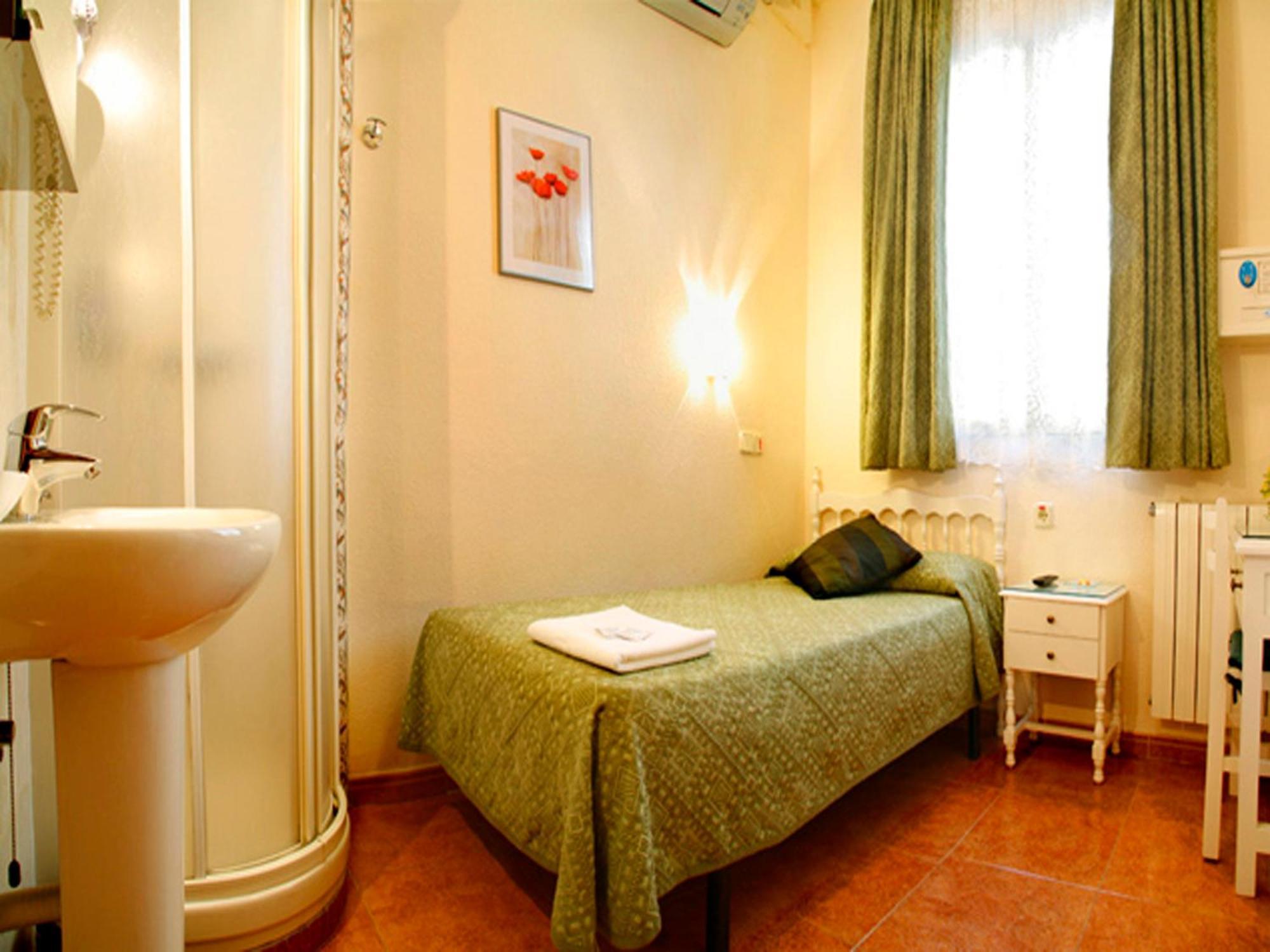 Hostal Los Alpes Madrid Room photo