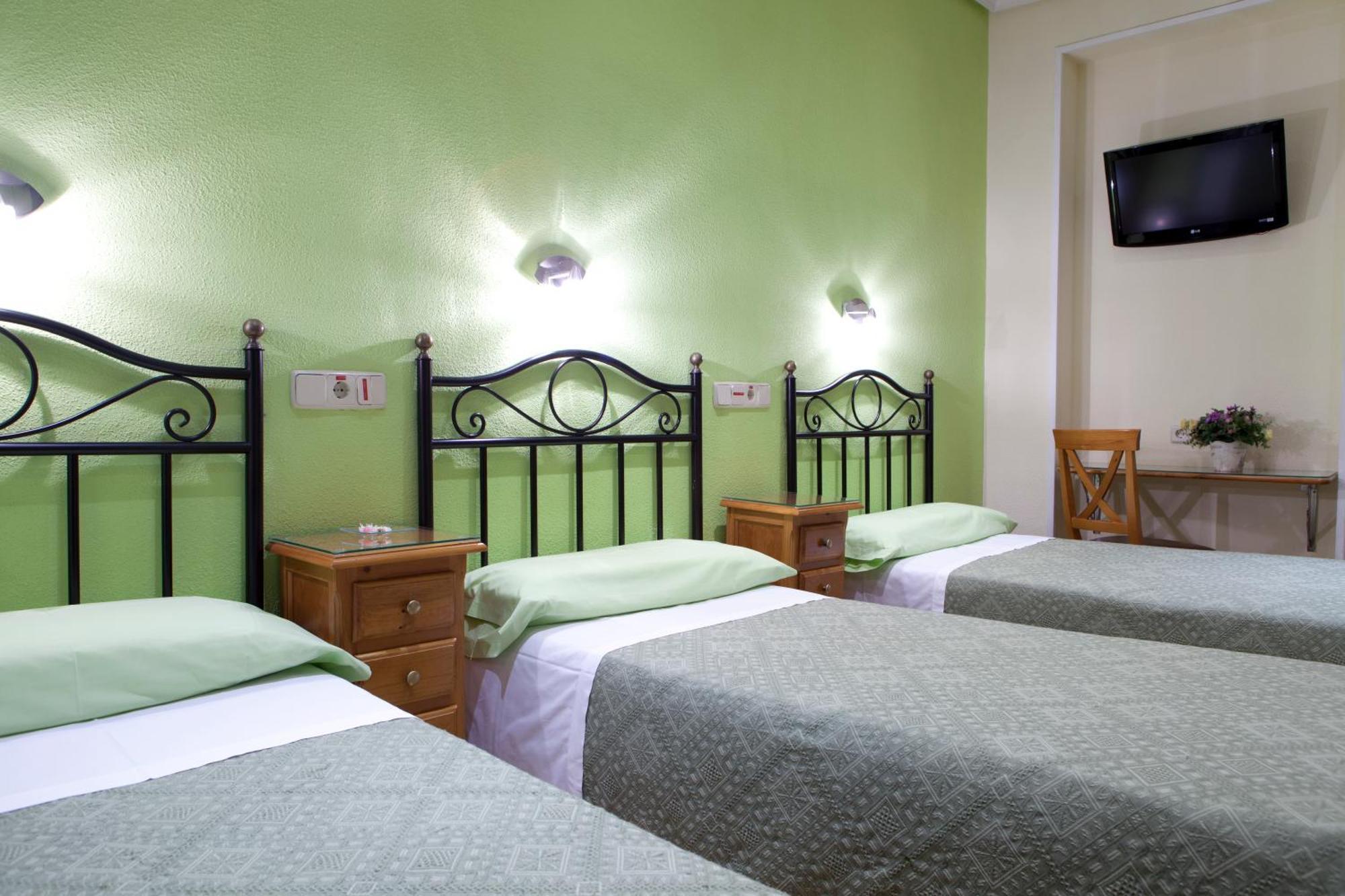 Hostal Los Alpes Madrid Room photo