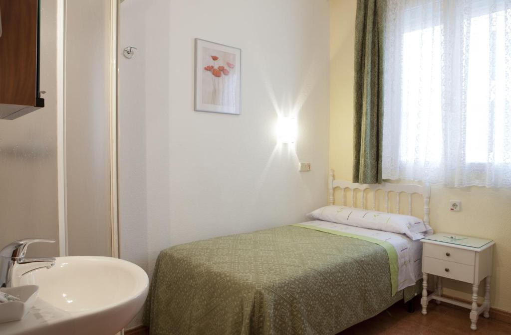 Hostal Los Alpes Madrid Room photo