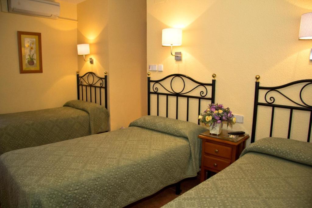 Hostal Los Alpes Madrid Room photo