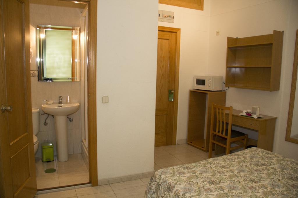 Hostal Los Alpes Madrid Room photo