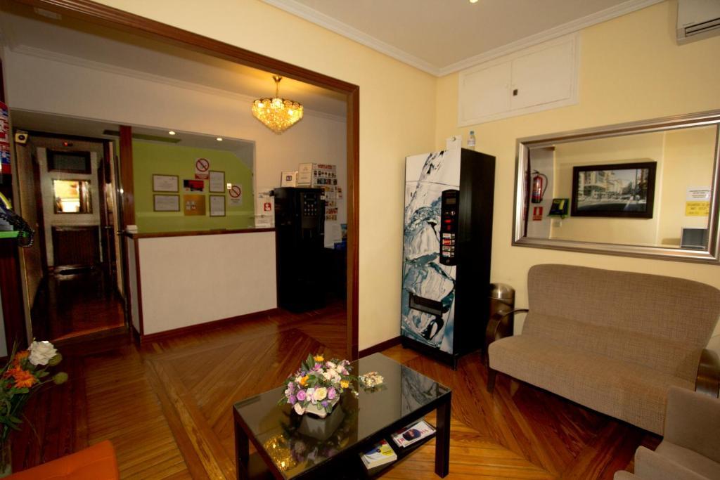 Hostal Los Alpes Madrid Exterior photo